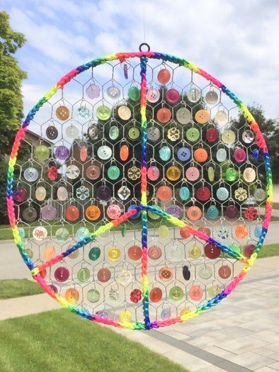 利用废旧纽扣制作彩虹和平标志捕光器教程-第30张图片-趣作屋 利用废旧纽扣制作彩虹和平标志捕光器教程-第30张图片-趣作屋