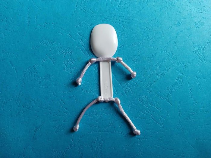 用酸奶勺制作万圣节小怪物装饰品-第4张图片-趣作屋 用酸奶勺制作万圣节小怪物装饰品-第4张图片-趣作屋