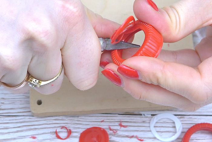 塑料瓶创意再利用教程：制作牙刷架、绳子、绳花和幼儿玩具-第3张图片-趣作屋