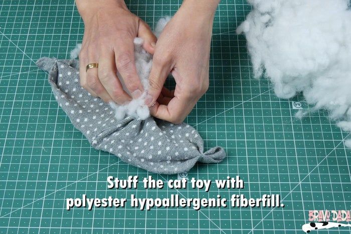 旧袜子变猫咪玩具缝纫教程-第15张图片-趣作屋