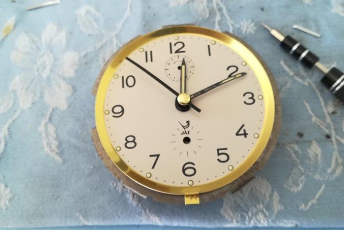 如何用旧闹钟改造无噪音电池闹钟-第21张图片-趣作屋