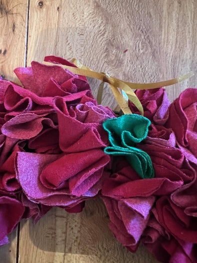 用旧T恤制作环保圣诞花环教程-第22张图片-趣作屋