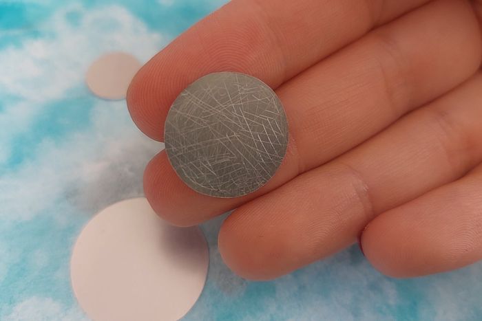 用饮料罐制作佩吉·卡特和美国队长盾牌配饰教程-第37张图片-趣作屋 用饮料罐制作佩吉·卡特和美国队长盾牌配饰教程-第37张图片-趣作屋