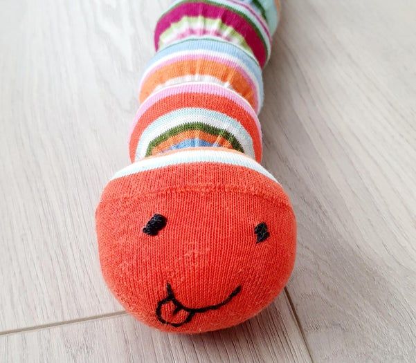 旧袜子变身可爱毛毛虫玩具教程-第1张图片-趣作屋