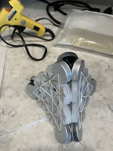 用塑料瓶盖制作创意金字塔灯教程-第11张图片-趣作屋 用塑料瓶盖制作创意金字塔灯教程-第11张图片-趣作屋