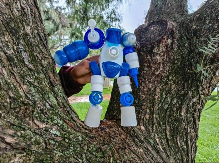 用回收塑料瓶盖制作创意机器人玩具-第1张图片-趣作屋