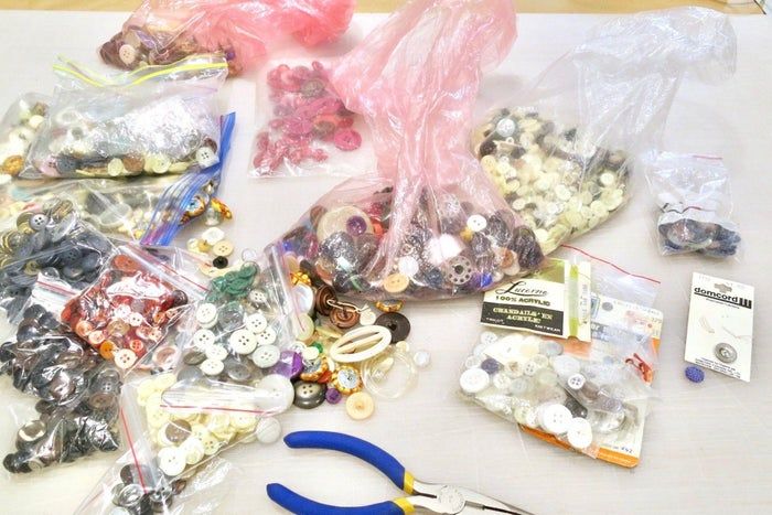 利用废旧纽扣制作彩虹和平标志捕光器教程-第2张图片-趣作屋 利用废旧纽扣制作彩虹和平标志捕光器教程-第2张图片-趣作屋