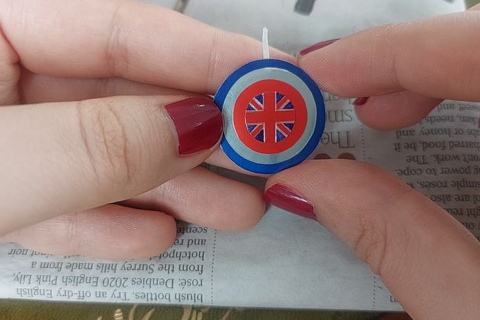 用饮料罐制作佩吉·卡特和美国队长盾牌配饰教程-第43张图片-趣作屋 用饮料罐制作佩吉·卡特和美国队长盾牌配饰教程-第43张图片-趣作屋