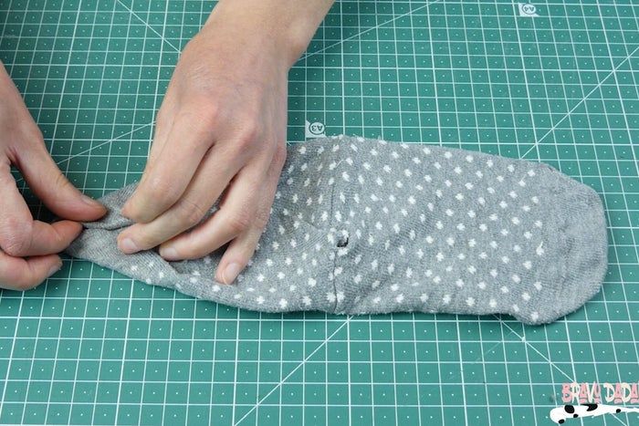 旧袜子变猫咪玩具缝纫教程-第12张图片-趣作屋