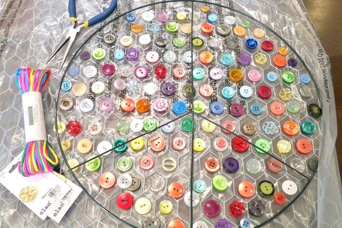 利用废旧纽扣制作彩虹和平标志捕光器教程-第6张图片-趣作屋 利用废旧纽扣制作彩虹和平标志捕光器教程-第6张图片-趣作屋