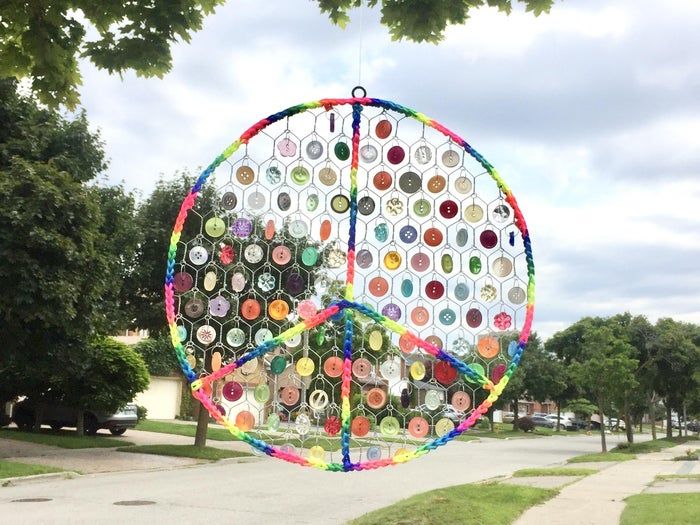 利用废旧纽扣制作彩虹和平标志捕光器教程-第1张图片-趣作屋 利用废旧纽扣制作彩虹和平标志捕光器教程-第1张图片-趣作屋