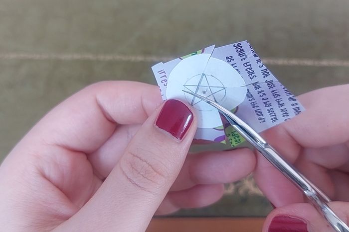 用饮料罐制作佩吉·卡特和美国队长盾牌配饰教程-第25张图片-趣作屋 用饮料罐制作佩吉·卡特和美国队长盾牌配饰教程-第25张图片-趣作屋