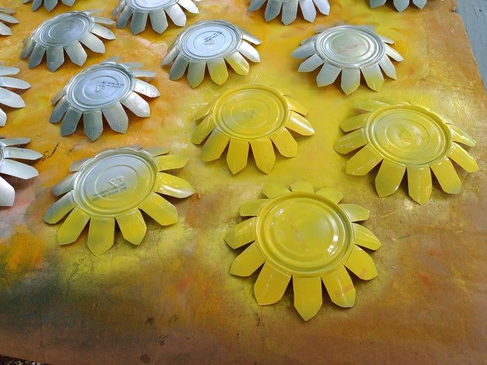 用猫粮罐头制作防水向日葵装饰品教程-第11张图片-趣作屋