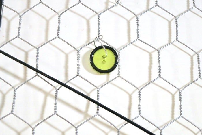 利用废旧纽扣制作彩虹和平标志捕光器教程-第28张图片-趣作屋 利用废旧纽扣制作彩虹和平标志捕光器教程-第28张图片-趣作屋