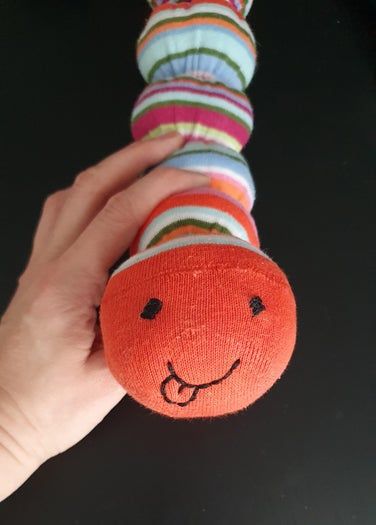 旧袜子变身可爱毛毛虫玩具教程-第13张图片-趣作屋