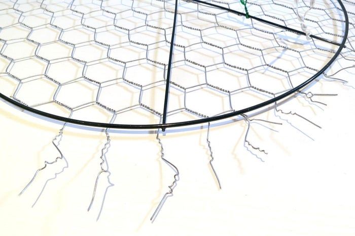 利用废旧纽扣制作彩虹和平标志捕光器教程-第15张图片-趣作屋 利用废旧纽扣制作彩虹和平标志捕光器教程-第15张图片-趣作屋