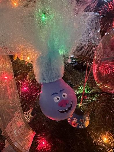 用坏灯泡做电影风格的圣诞装饰品-第1张图片-趣作屋 用坏灯泡做电影风格的圣诞装饰品-第1张图片-趣作屋