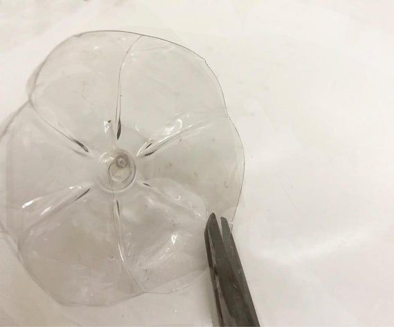 用回收塑料瓶制作多彩灯串花朵教程-第5张图片-趣作屋