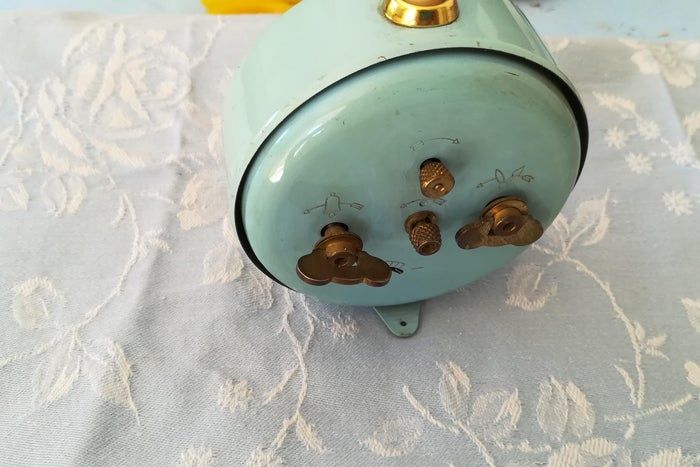 如何用旧闹钟改造无噪音电池闹钟-第4张图片-趣作屋