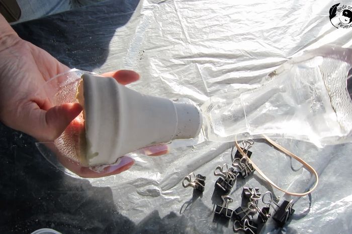 用废弃塑料制作创意水泥灯泡花盆-第17张图片-趣作屋