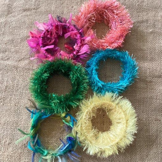 用废旧胶带卷制作毛线手镯教程-第11张图片-趣作屋