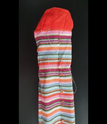 旧袜子变身可爱毛毛虫玩具教程-第4张图片-趣作屋