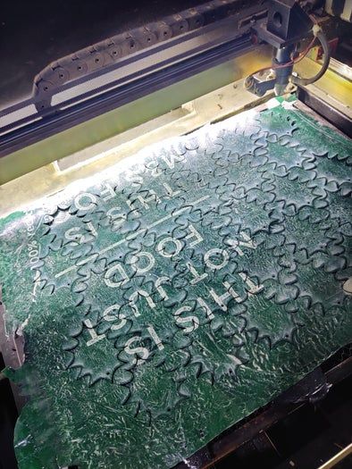 回收塑料制作环保圣诞花环教程-第9张图片-趣作屋 回收塑料制作环保圣诞花环教程-第9张图片-趣作屋