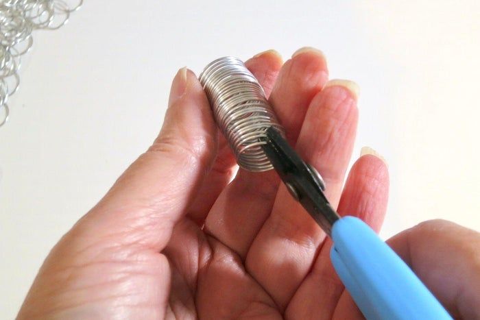 利用废旧纽扣制作彩虹和平标志捕光器教程-第19张图片-趣作屋 利用废旧纽扣制作彩虹和平标志捕光器教程-第19张图片-趣作屋