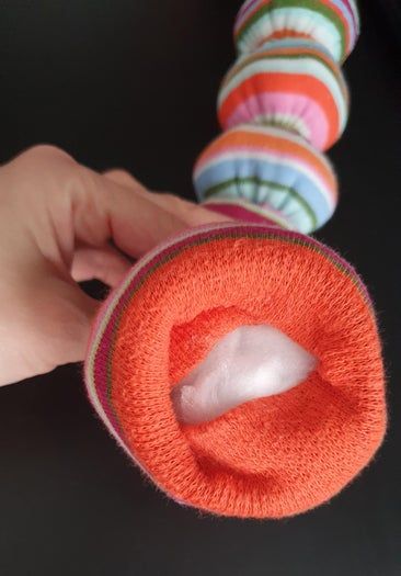 旧袜子变身可爱毛毛虫玩具教程-第10张图片-趣作屋