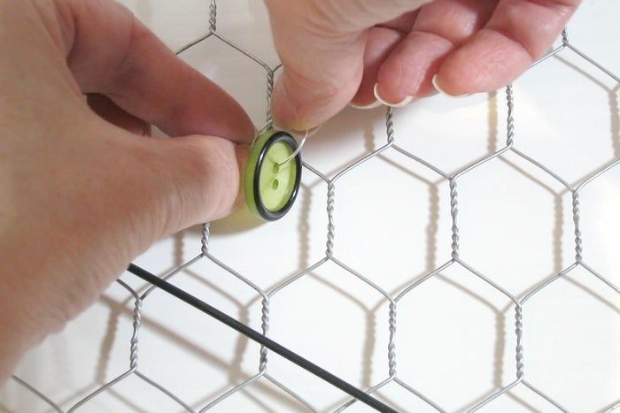 利用废旧纽扣制作彩虹和平标志捕光器教程-第27张图片-趣作屋 利用废旧纽扣制作彩虹和平标志捕光器教程-第27张图片-趣作屋