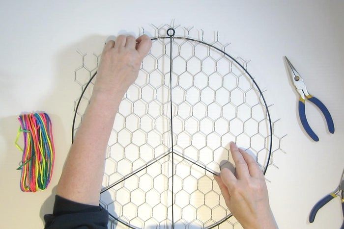 利用废旧纽扣制作彩虹和平标志捕光器教程-第11张图片-趣作屋 利用废旧纽扣制作彩虹和平标志捕光器教程-第11张图片-趣作屋