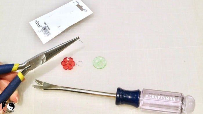 利用废旧纽扣制作彩虹和平标志捕光器教程-第8张图片-趣作屋 利用废旧纽扣制作彩虹和平标志捕光器教程-第8张图片-趣作屋