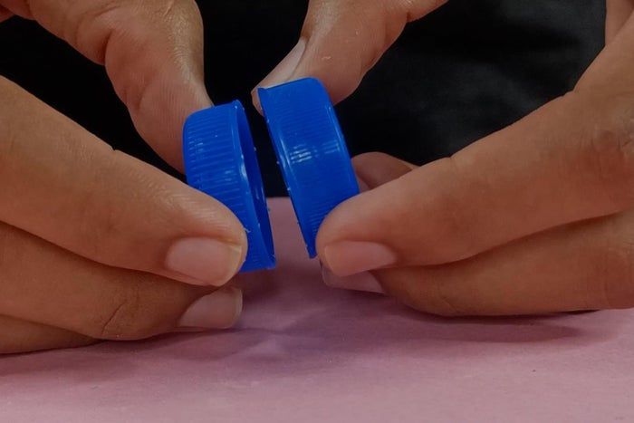 简单又有趣的橡皮筋驱动移动玩具制作教程-第4张图片-趣作屋 简单又有趣的橡皮筋驱动移动玩具制作教程-第4张图片-趣作屋