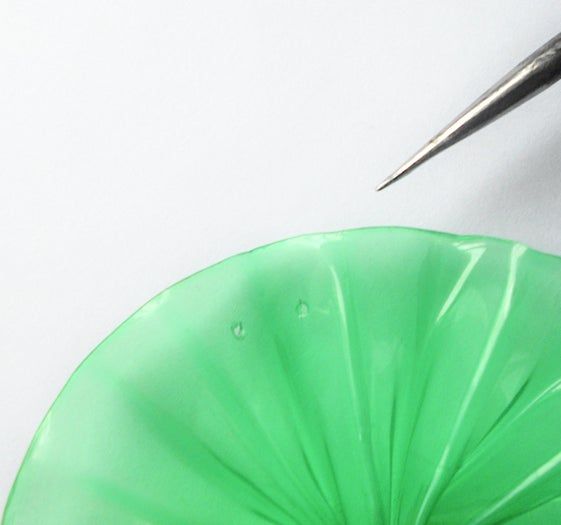 用塑料瓶制作环保胸针的超简单教程-第12张图片-趣作屋 用塑料瓶制作环保胸针的超简单教程-第12张图片-趣作屋