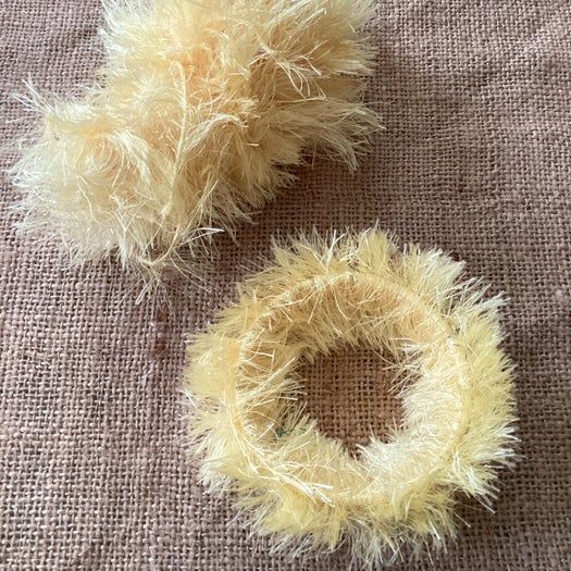 用废旧胶带卷制作毛线手镯教程-第9张图片-趣作屋