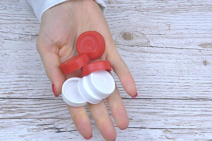 塑料瓶创意再利用教程：制作牙刷架、绳子、绳花和幼儿玩具-第2张图片-趣作屋