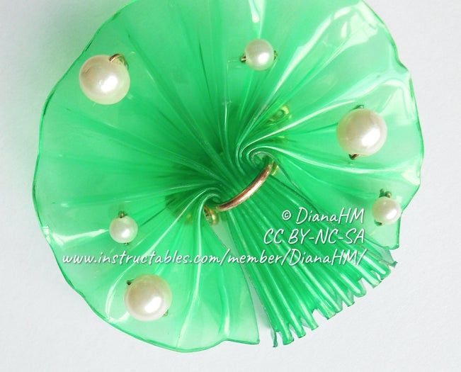 用塑料瓶制作环保胸针的超简单教程-第2张图片-趣作屋 用塑料瓶制作环保胸针的超简单教程-第2张图片-趣作屋