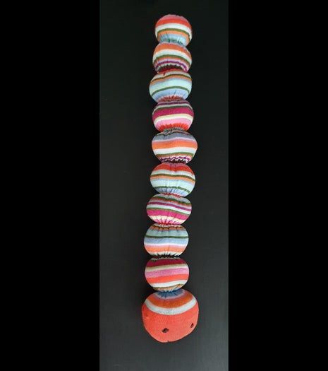 旧袜子变身可爱毛毛虫玩具教程-第14张图片-趣作屋