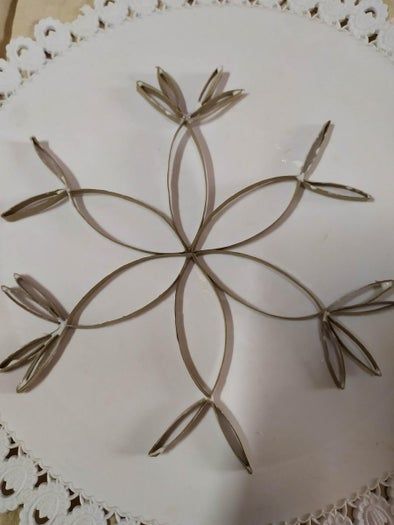 用回收材料制作闪闪发光的雪花装饰教程-第7张图片-趣作屋