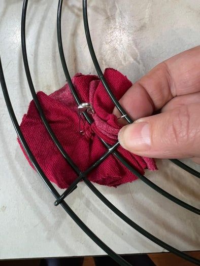 用旧T恤制作环保圣诞花环教程-第14张图片-趣作屋