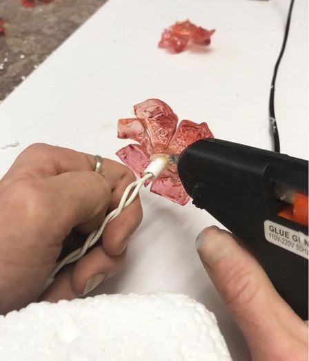 用回收塑料瓶制作多彩灯串花朵教程-第13张图片-趣作屋