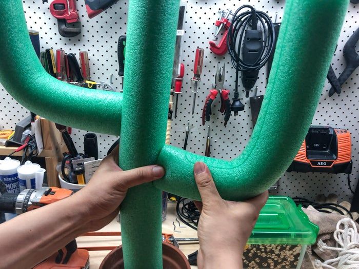 用回收材料制作创意圣诞仙人掌装饰树教程-第11张图片-趣作屋