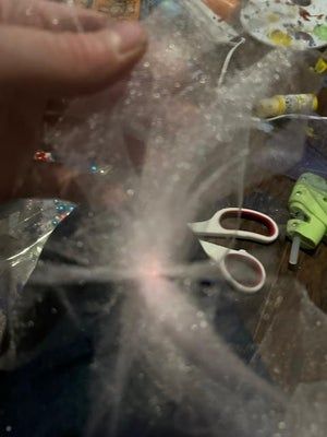 用坏灯泡做电影风格的圣诞装饰品-第16张图片-趣作屋 用坏灯泡做电影风格的圣诞装饰品-第16张图片-趣作屋