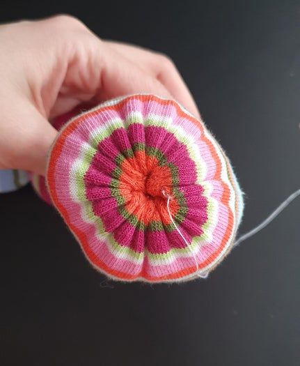 旧袜子变身可爱毛毛虫玩具教程-第11张图片-趣作屋