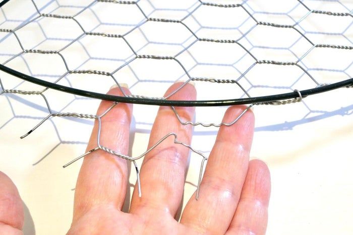 利用废旧纽扣制作彩虹和平标志捕光器教程-第14张图片-趣作屋 利用废旧纽扣制作彩虹和平标志捕光器教程-第14张图片-趣作屋