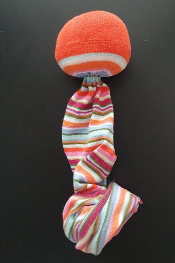 旧袜子变身可爱毛毛虫玩具教程-第7张图片-趣作屋