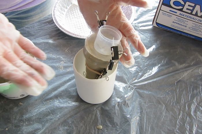 用废弃塑料制作创意水泥灯泡花盆-第14张图片-趣作屋