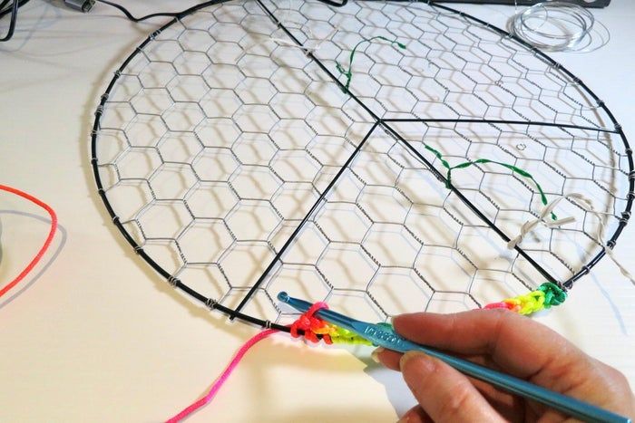 利用废旧纽扣制作彩虹和平标志捕光器教程-第21张图片-趣作屋 利用废旧纽扣制作彩虹和平标志捕光器教程-第21张图片-趣作屋