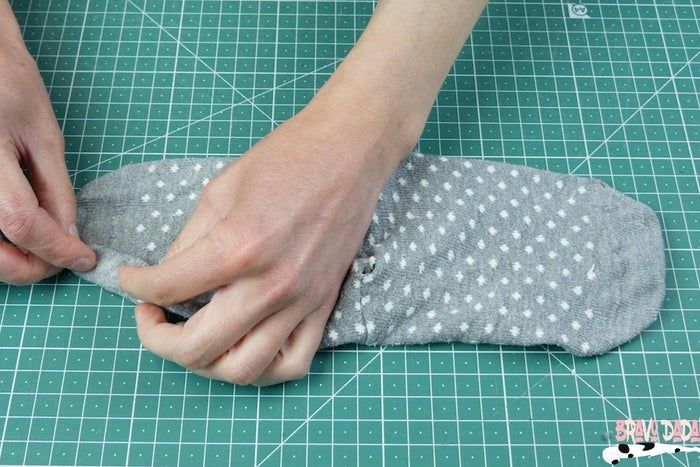 旧袜子变猫咪玩具缝纫教程-第11张图片-趣作屋