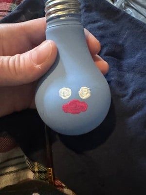 用坏灯泡做电影风格的圣诞装饰品-第12张图片-趣作屋 用坏灯泡做电影风格的圣诞装饰品-第12张图片-趣作屋